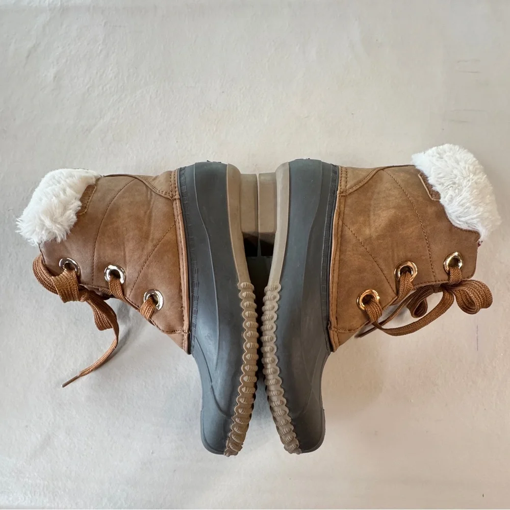 NWOB Tommy Hilfiger Ravino Brown Duck Ankle Boots Rain Booties (8M)
